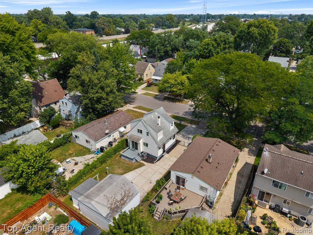 main property photo 40