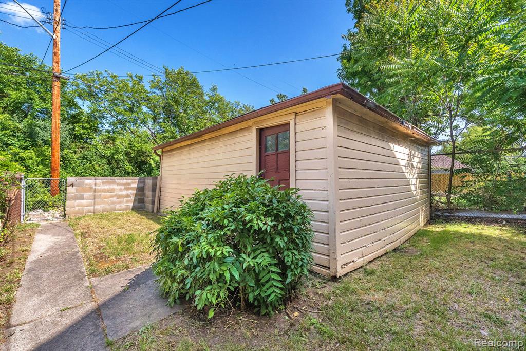 main property photo 33