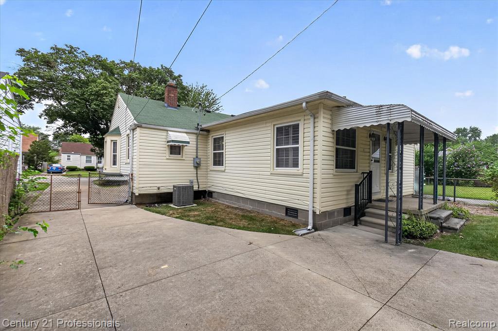 main property photo 30
