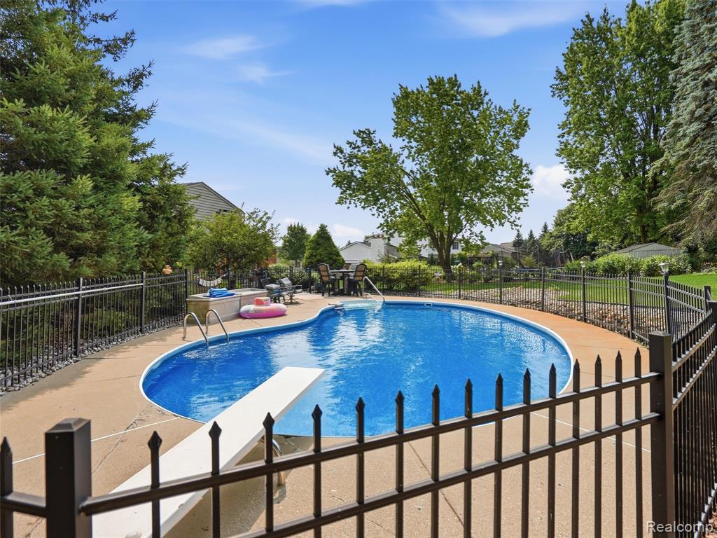 main property photo 9