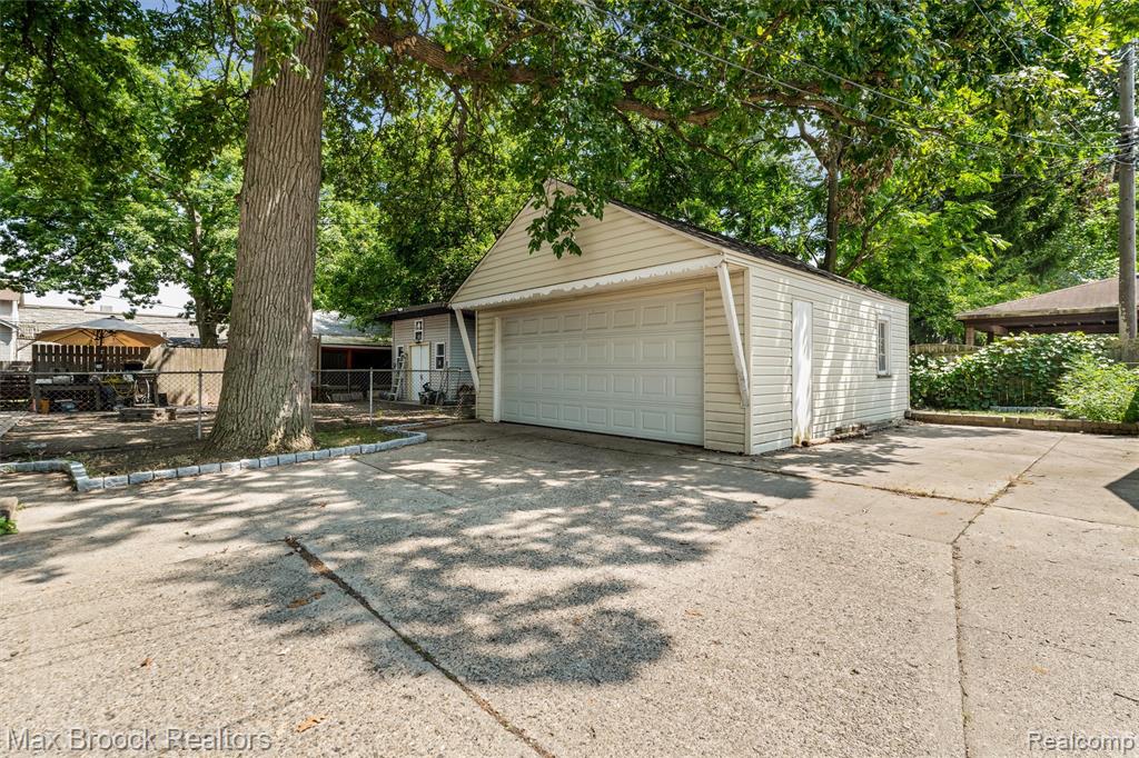 main property photo 34