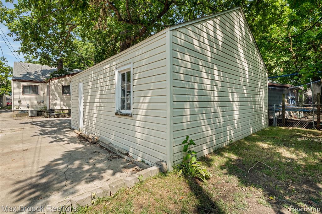 main property photo 40