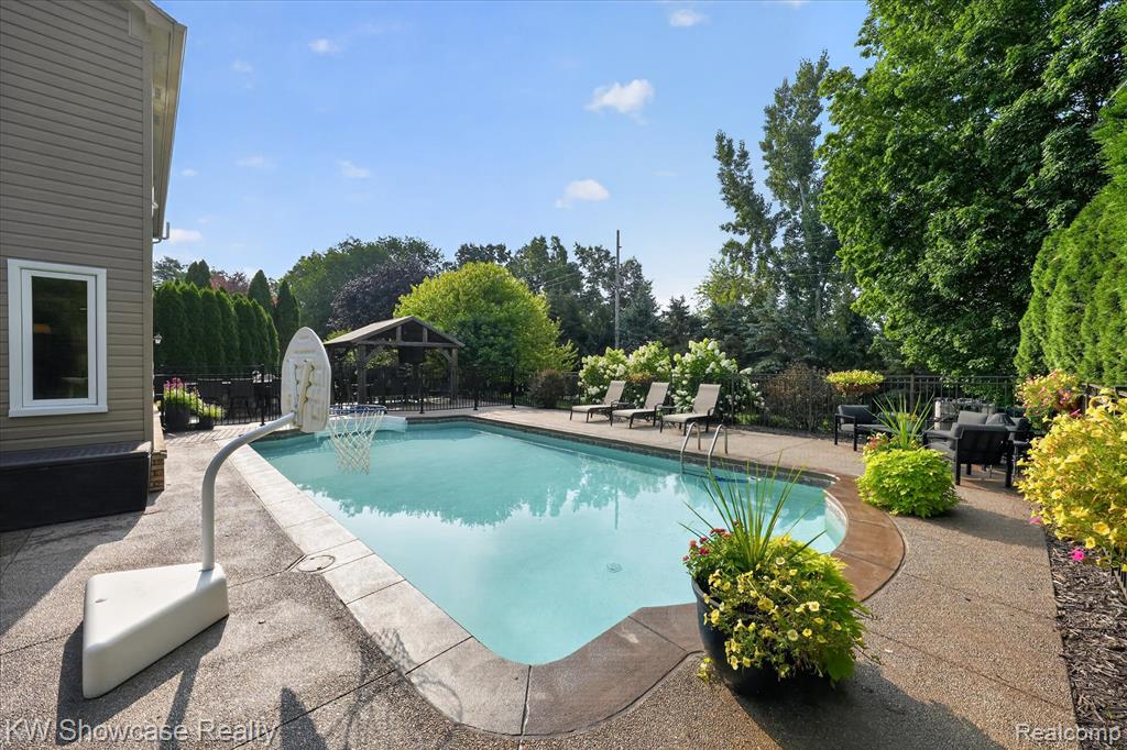 main property photo 41