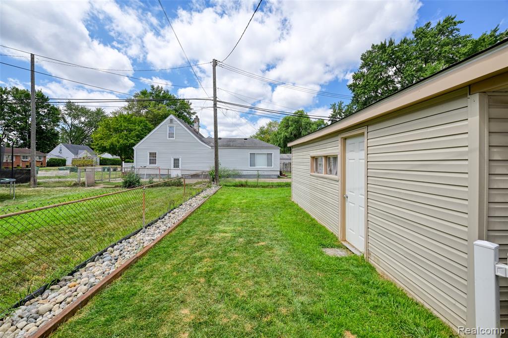 main property photo 31