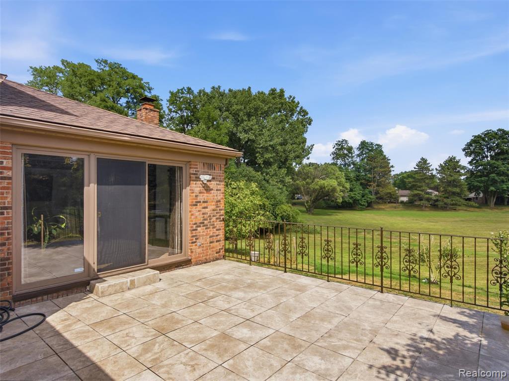 main property photo 28