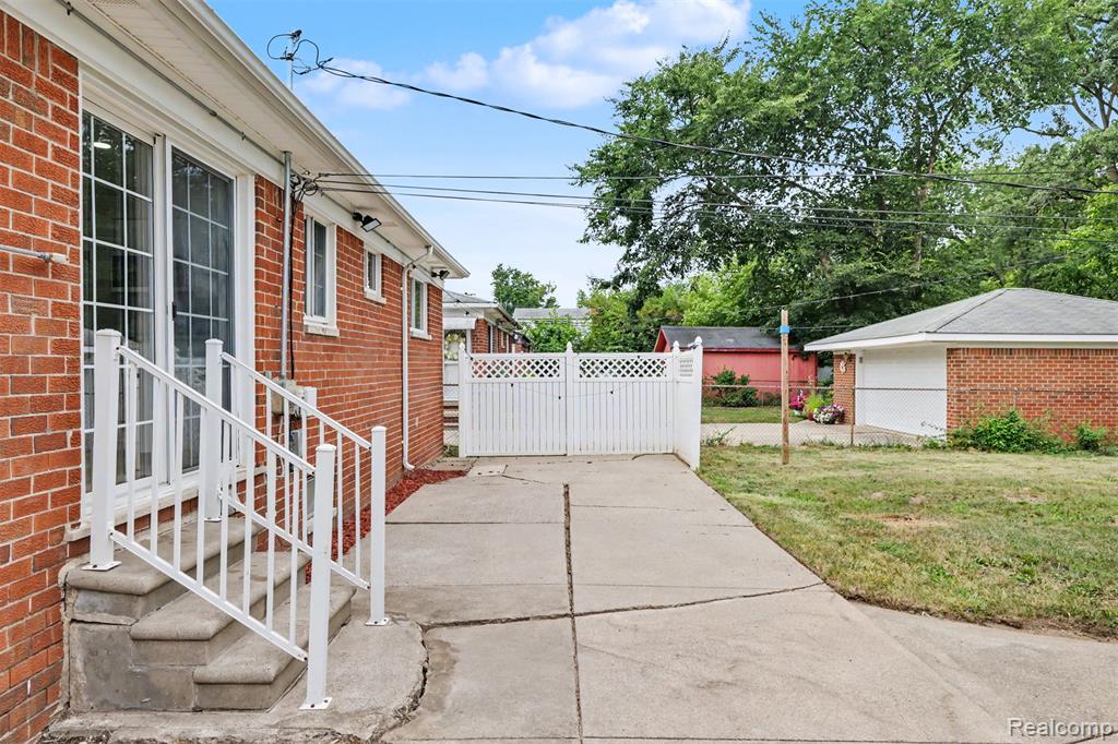 main property photo 34