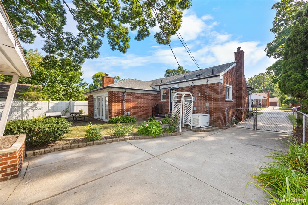 main property photo 29