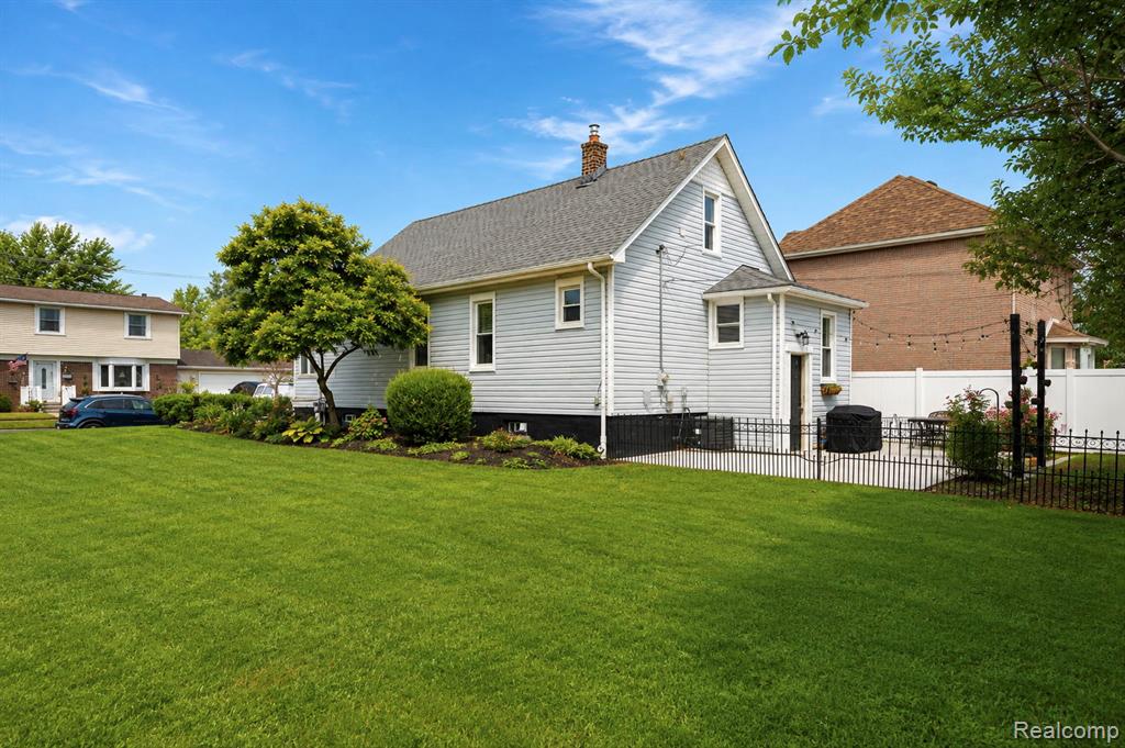 main property photo 32