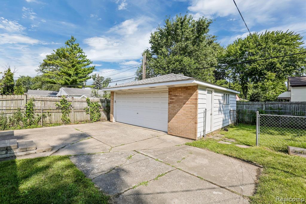 main property photo 16