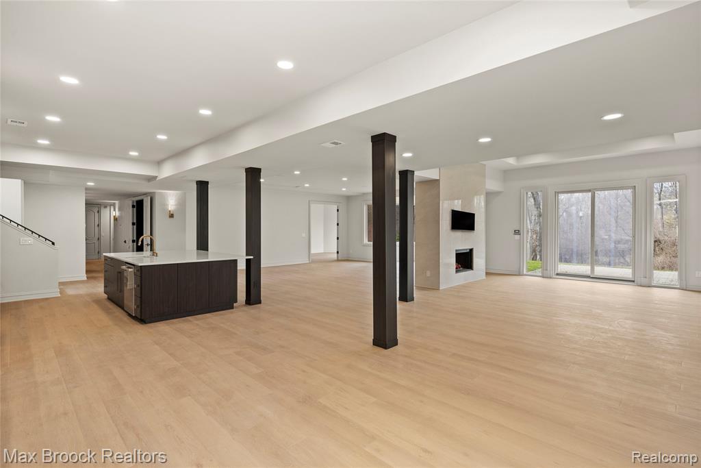 main property photo 78