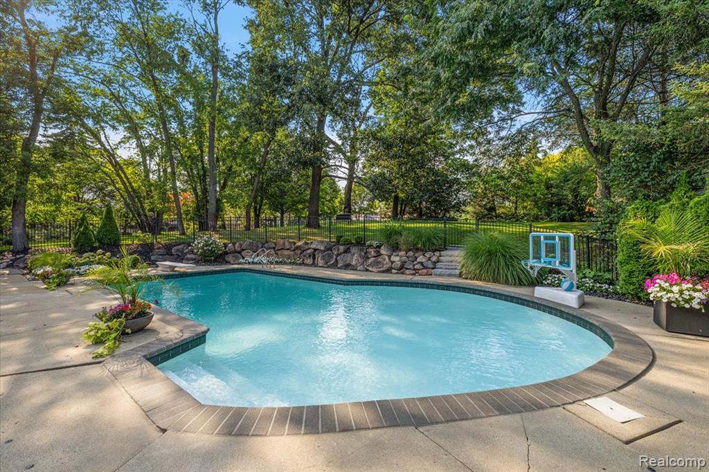 main property photo 11