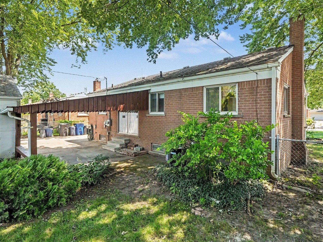 main property photo 28