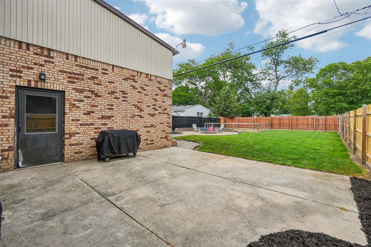 main property photo 28