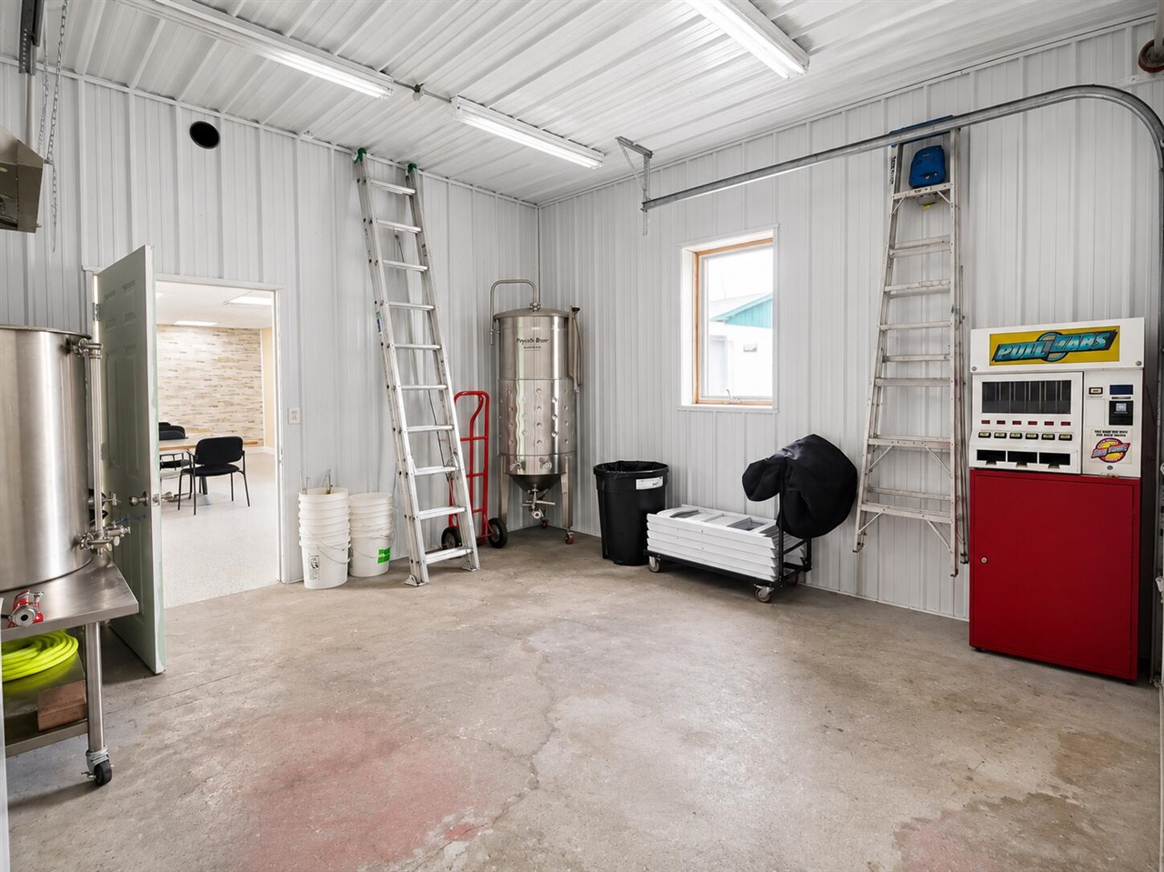 main property photo 40