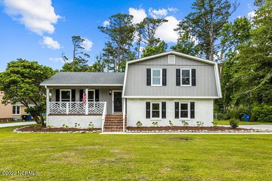 218 Larkin St Morehead City, NC 28557