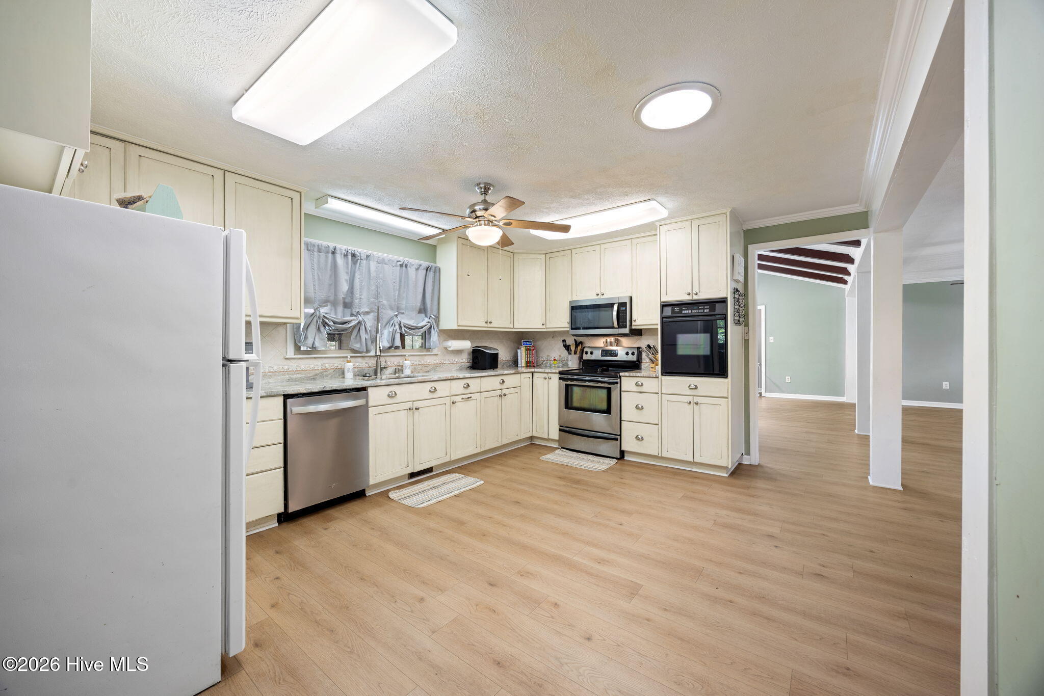 main property photo 40