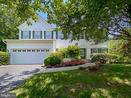 301 Locust Knoll Dr NW