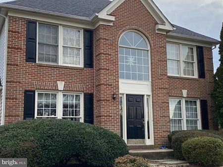 211 Colleen Ct NE