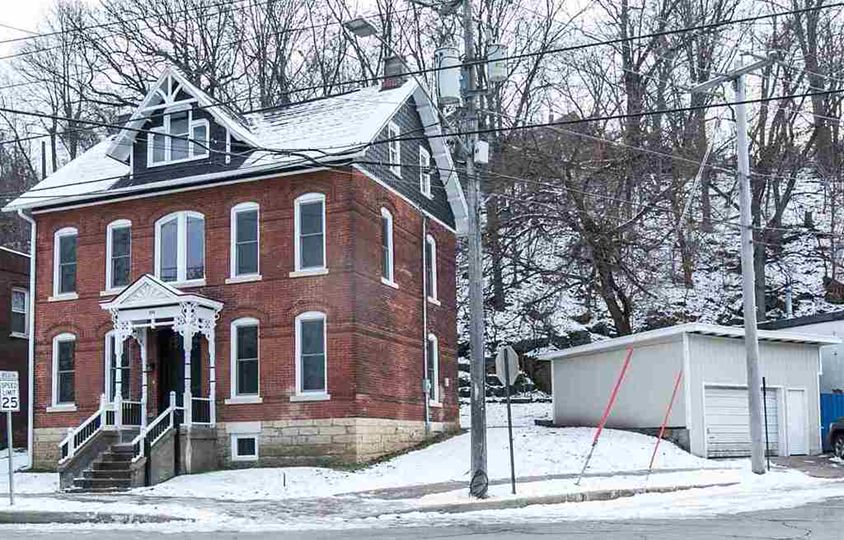 396 W Locust St, Dubuque, IA 52001