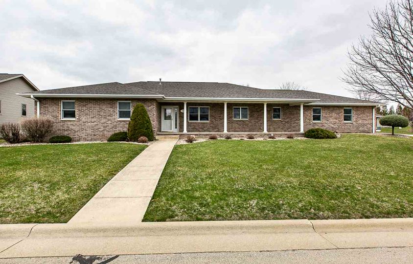 525 NW Cork Dr, Cascade, IA 52033