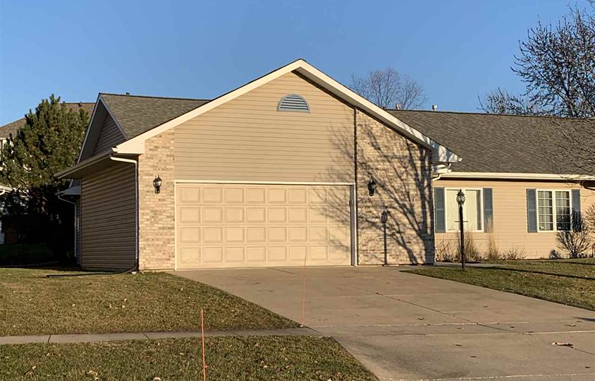 4228 Briarwood Dr, Cedar Falls, IA 50613