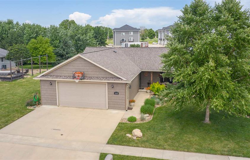1312 Meadow View Ln, Waverly, IA 50677