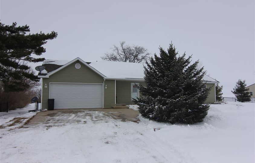 1743 E Dunkerton Rd, Waterloo, IA 50703