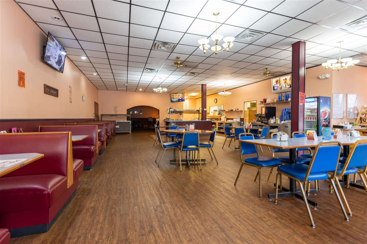 2 S Frederick Ave, Oelwein, IA 50662