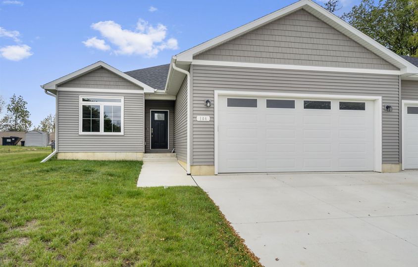 104 Bergen Dr, Waterloo, IA 50701