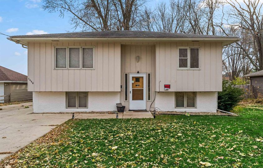 1446 E Ridgeway Ave, Waterloo, IA 50702