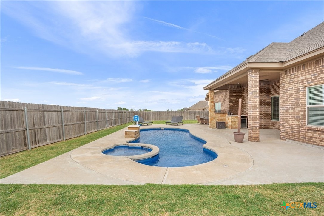 main property photo 23