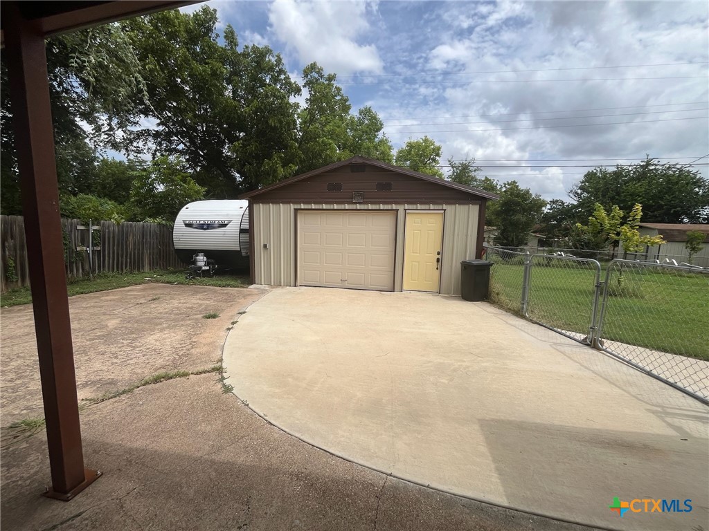 main property photo 40