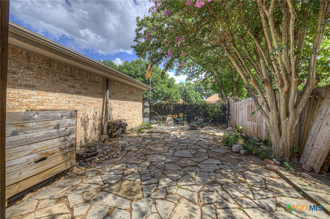 main property photo 23