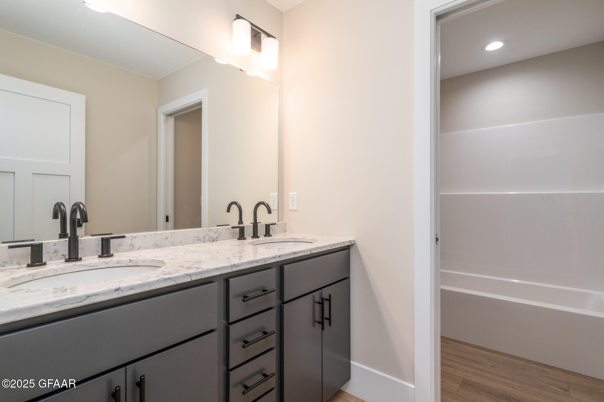 property viewer photo 30