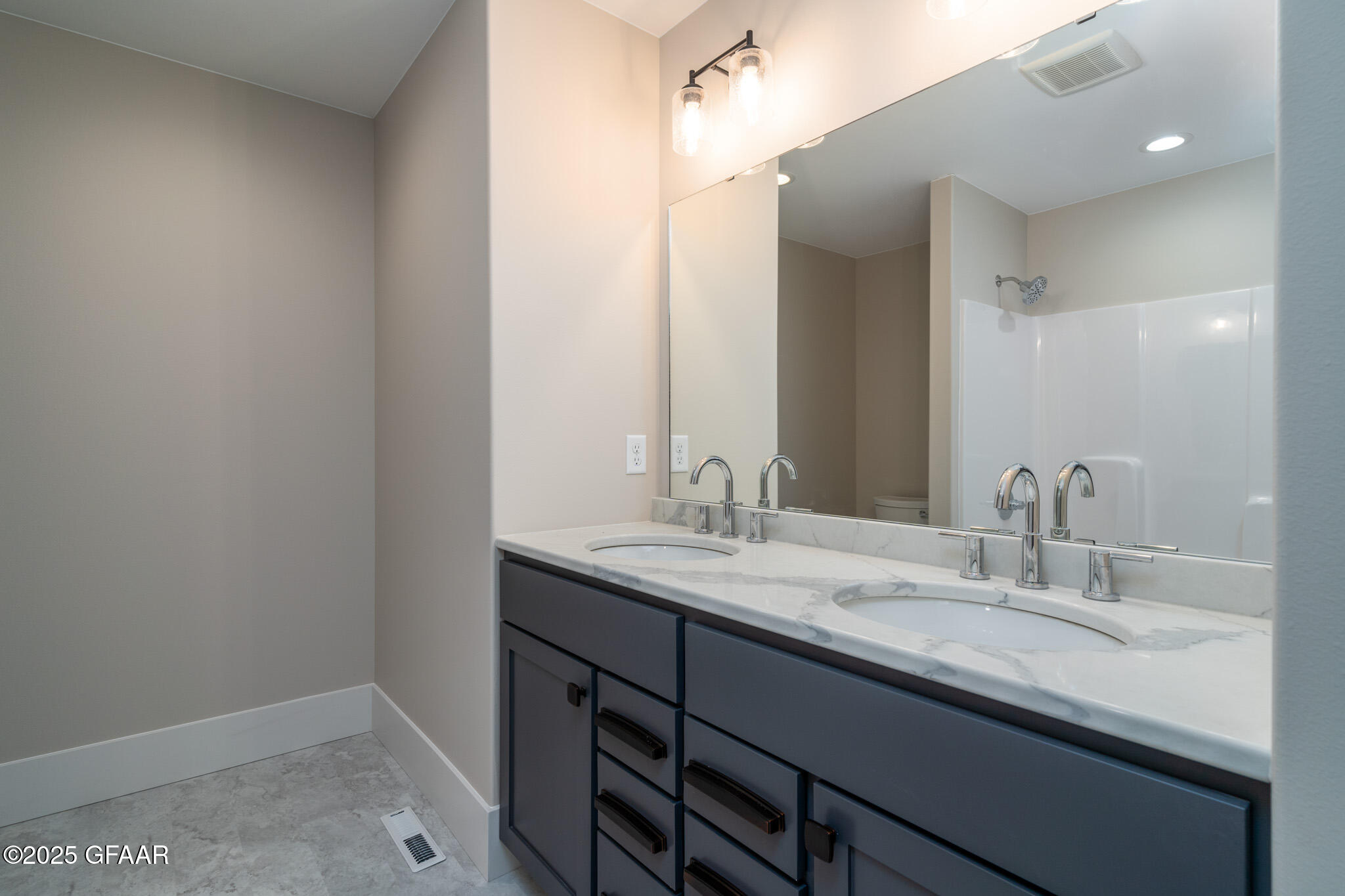 property viewer photo 26