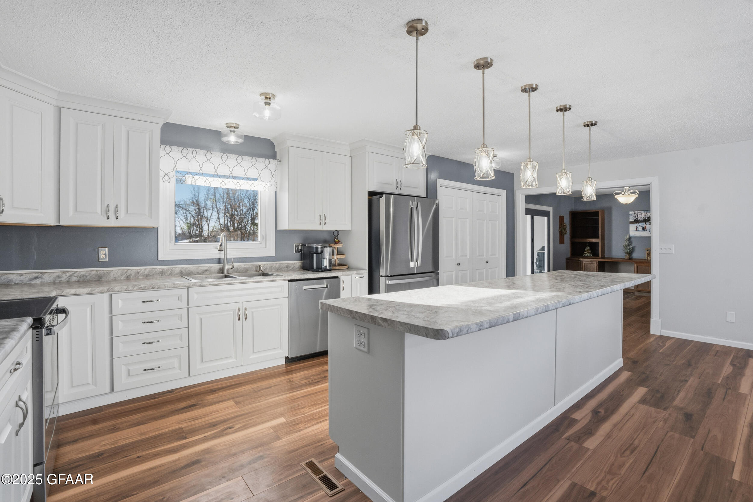 property viewer photo 7