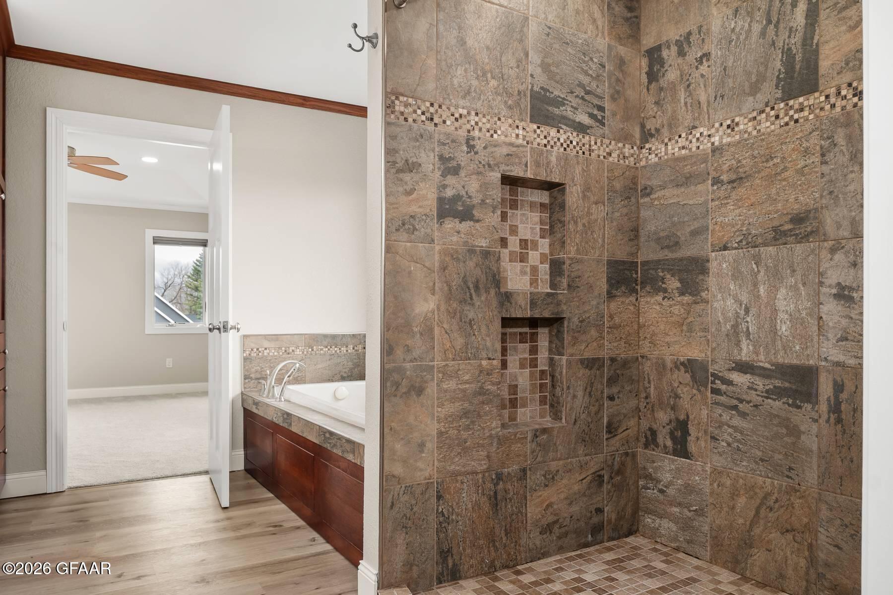 property viewer photo 18