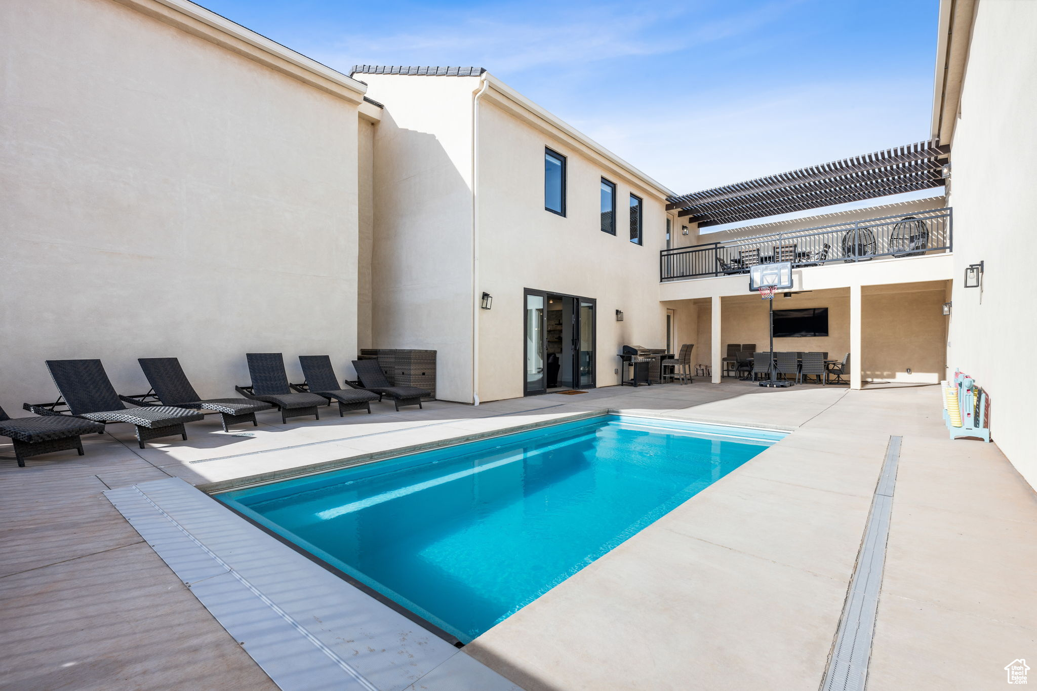 main property photo 40