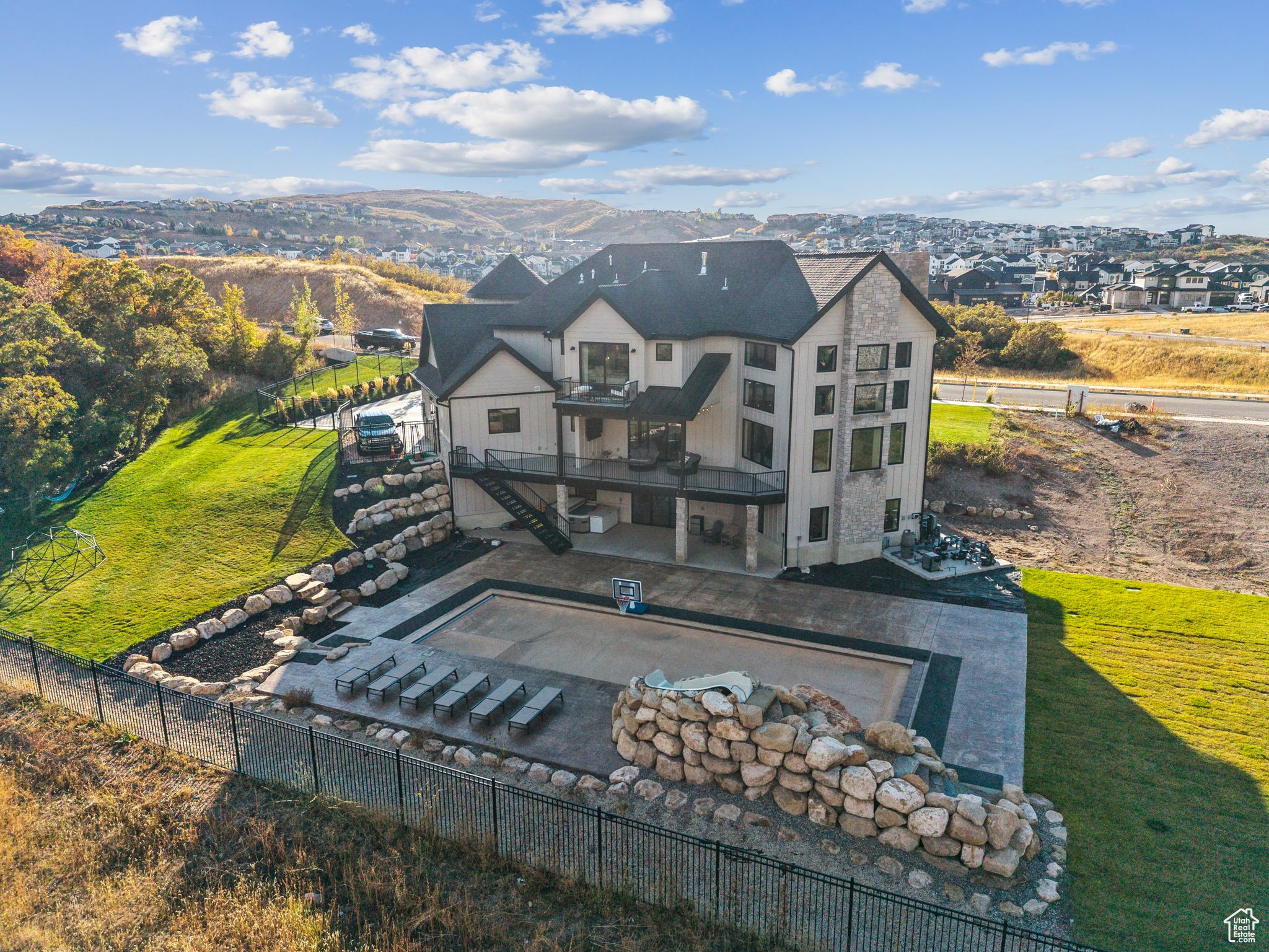main property photo 9