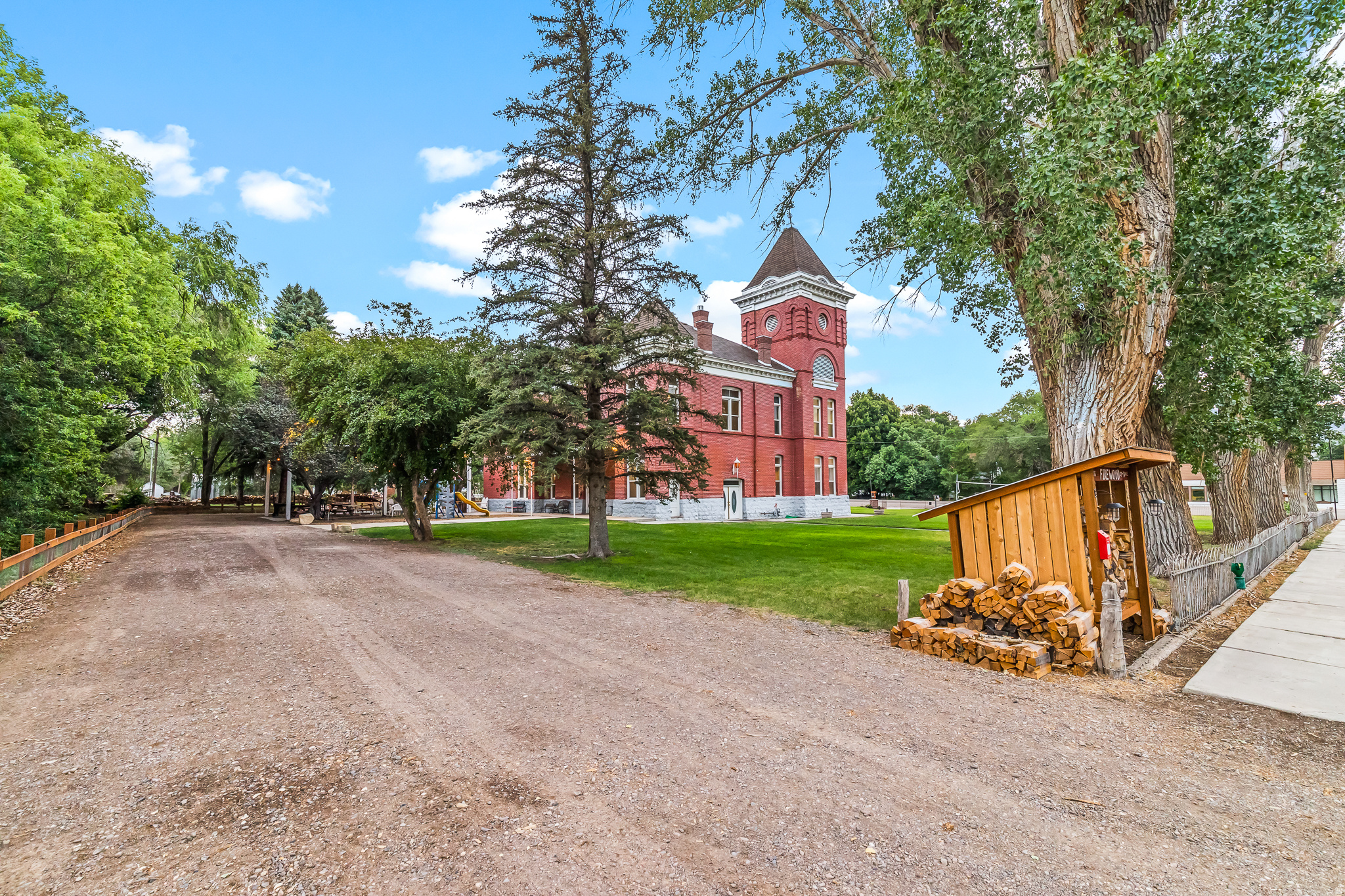 main property photo 28