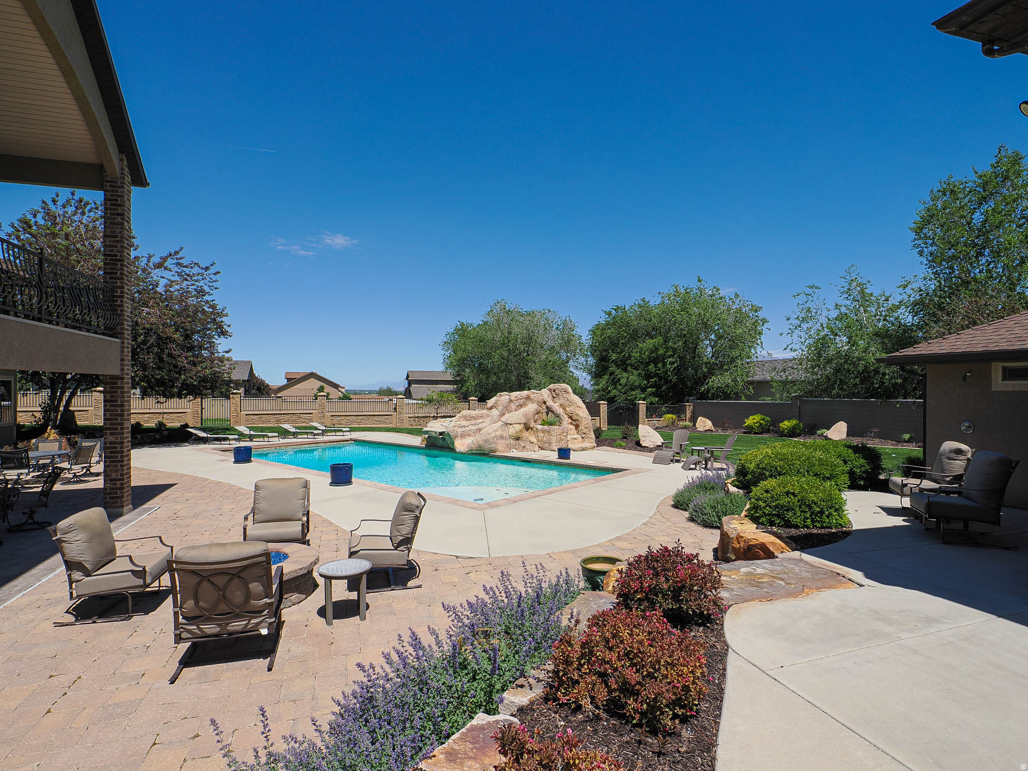 main property photo 14