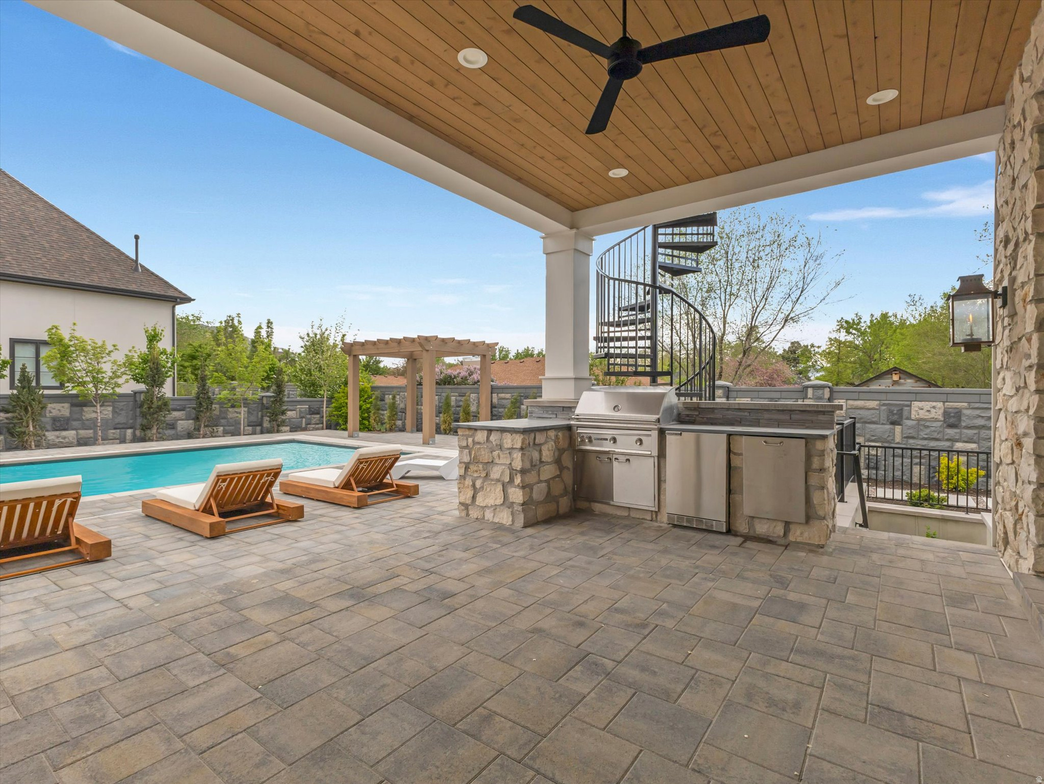 main property photo 19