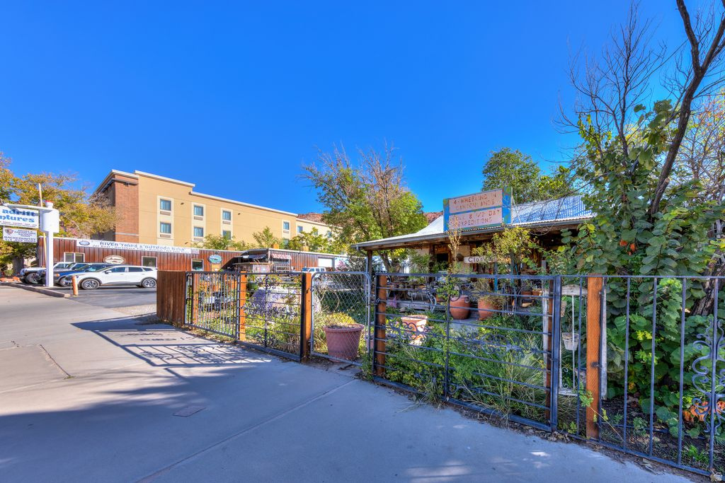 main property photo 16