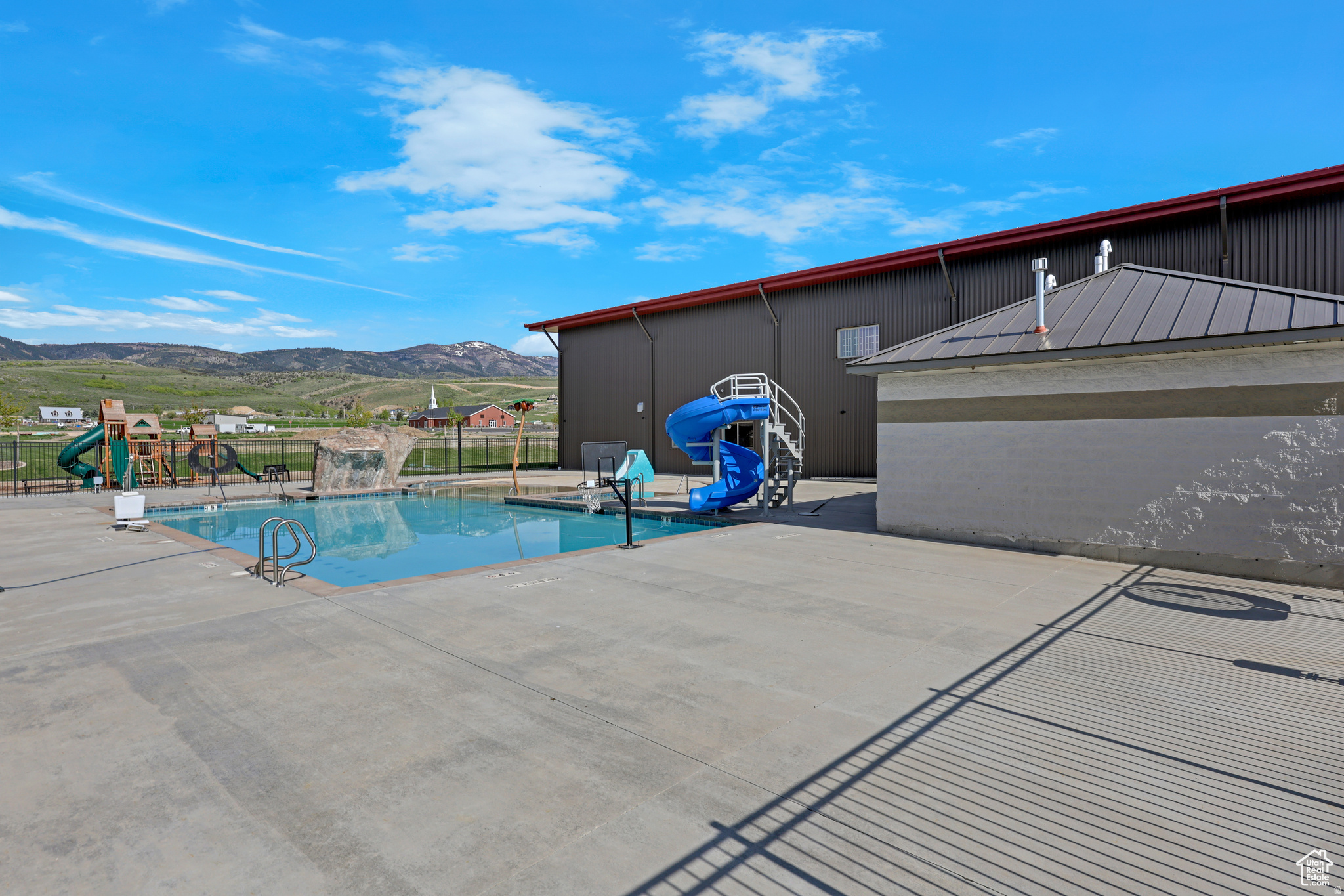 main property photo 40