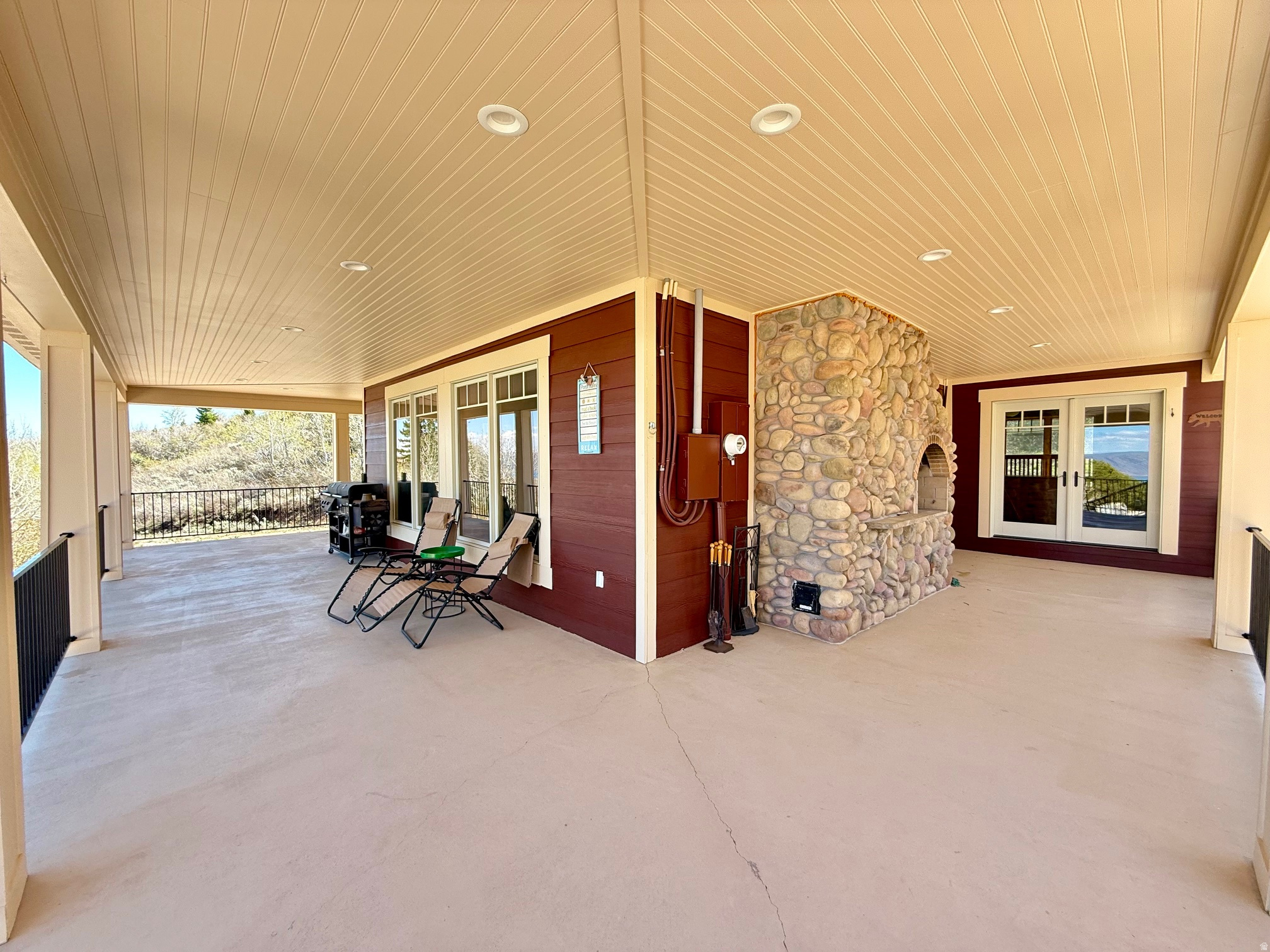 main property photo 28