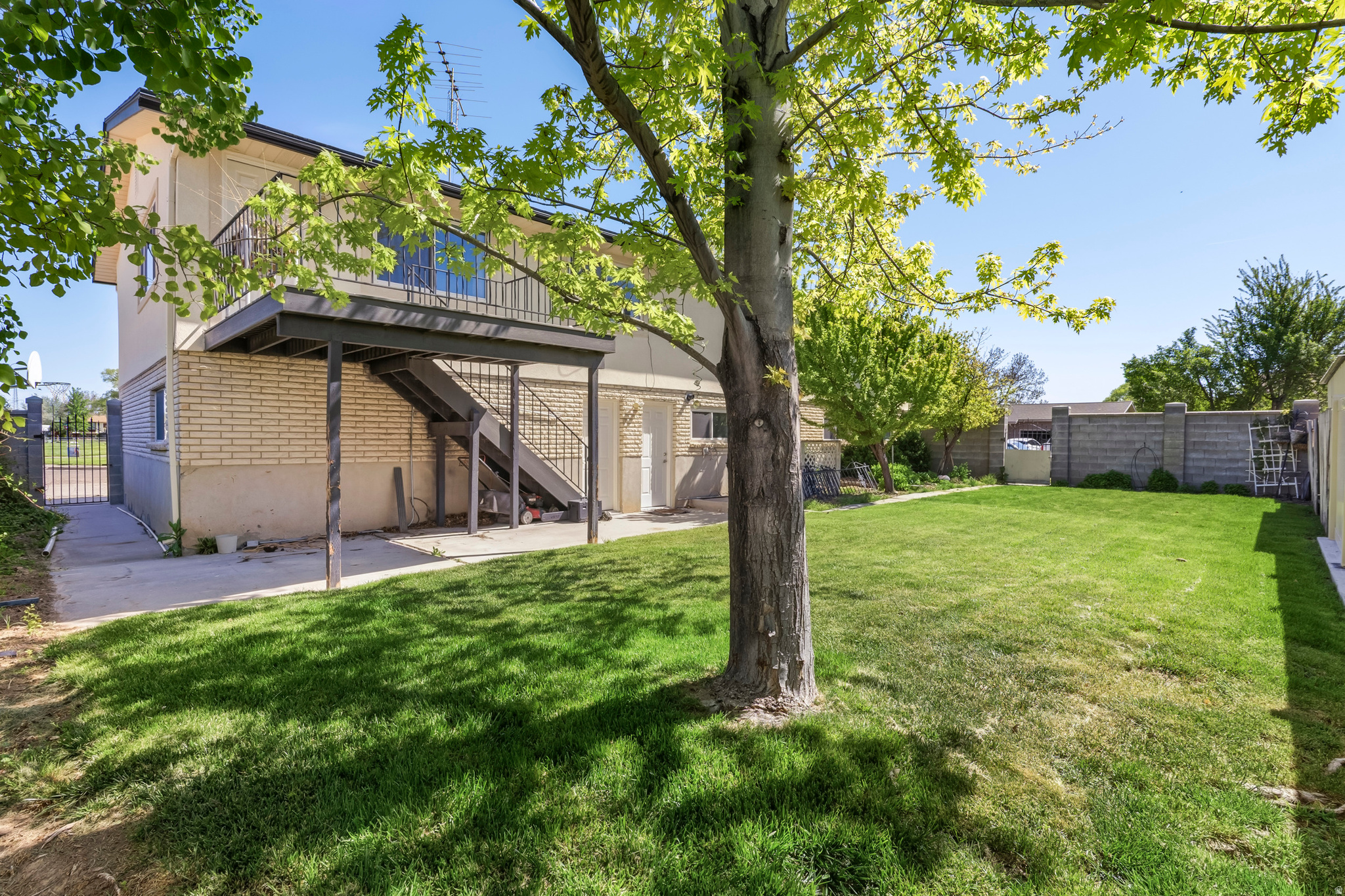 main property photo 28