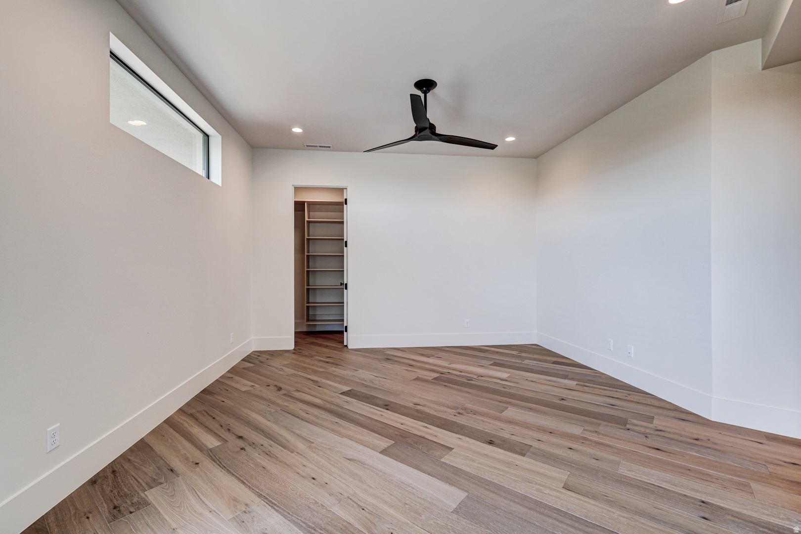 main property photo 123