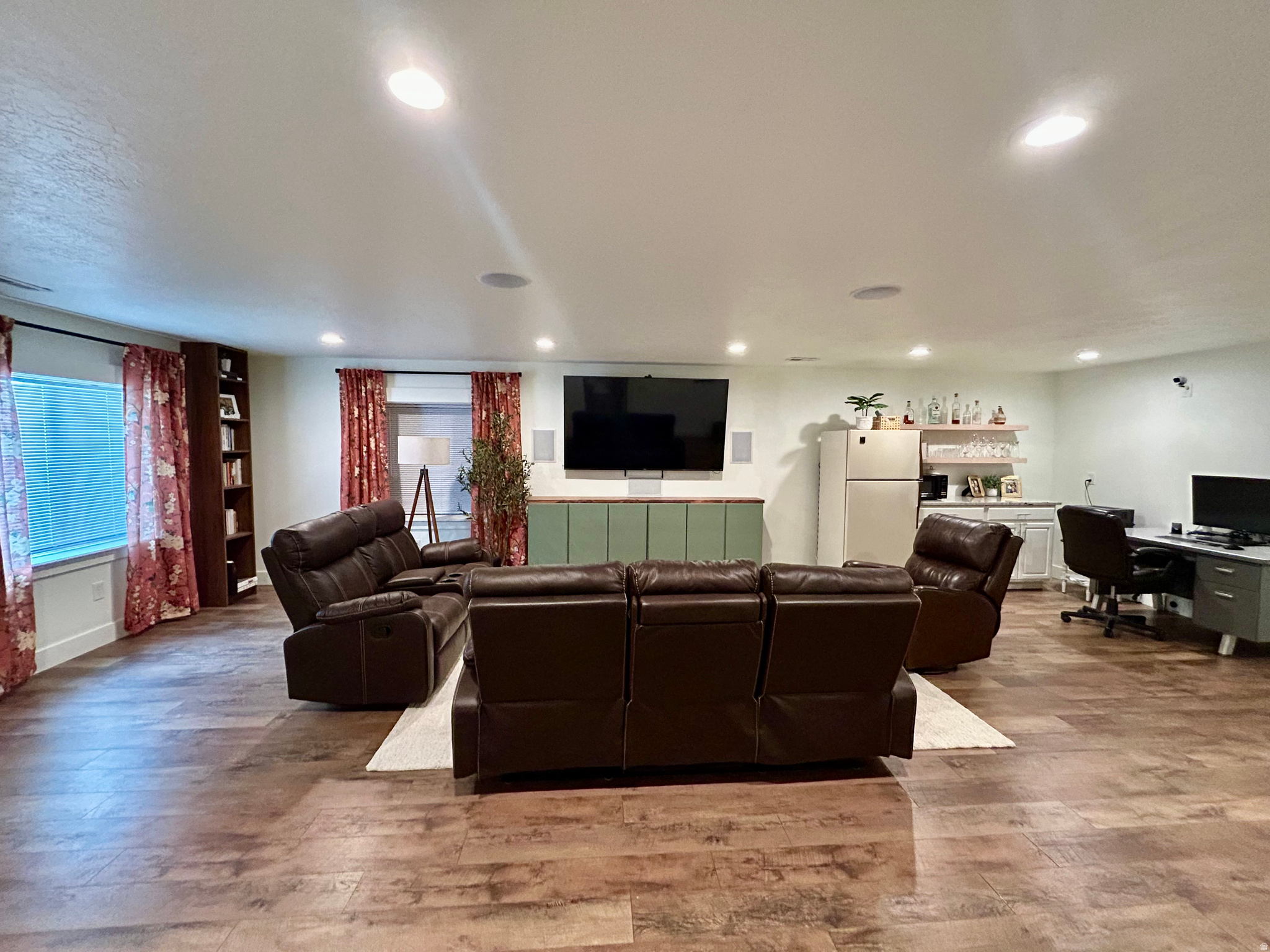 main property photo 28
