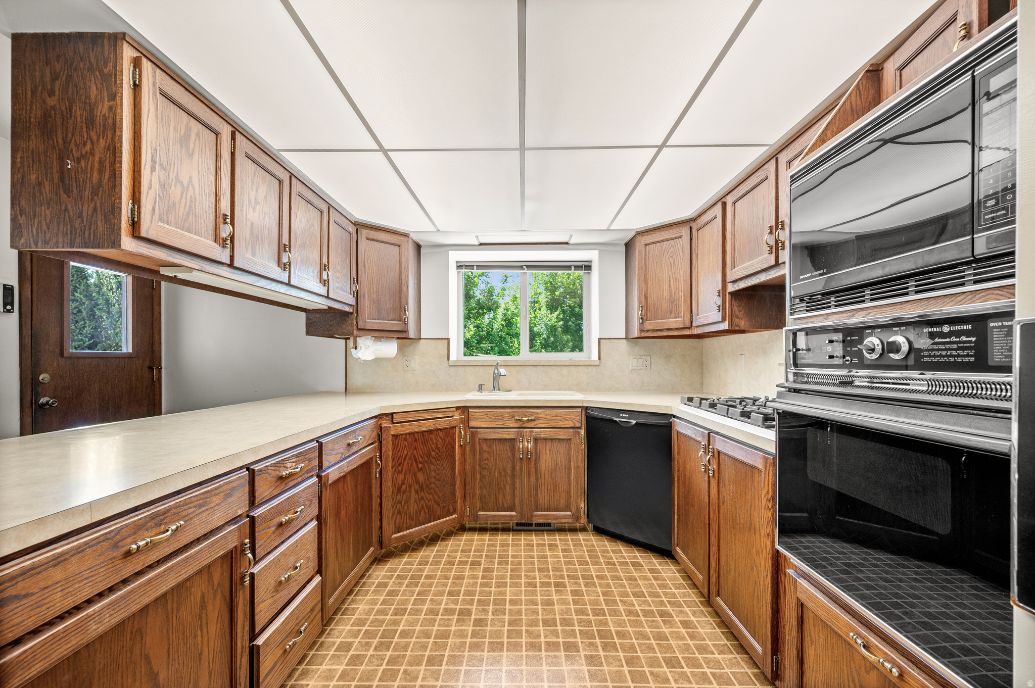main property photo 13