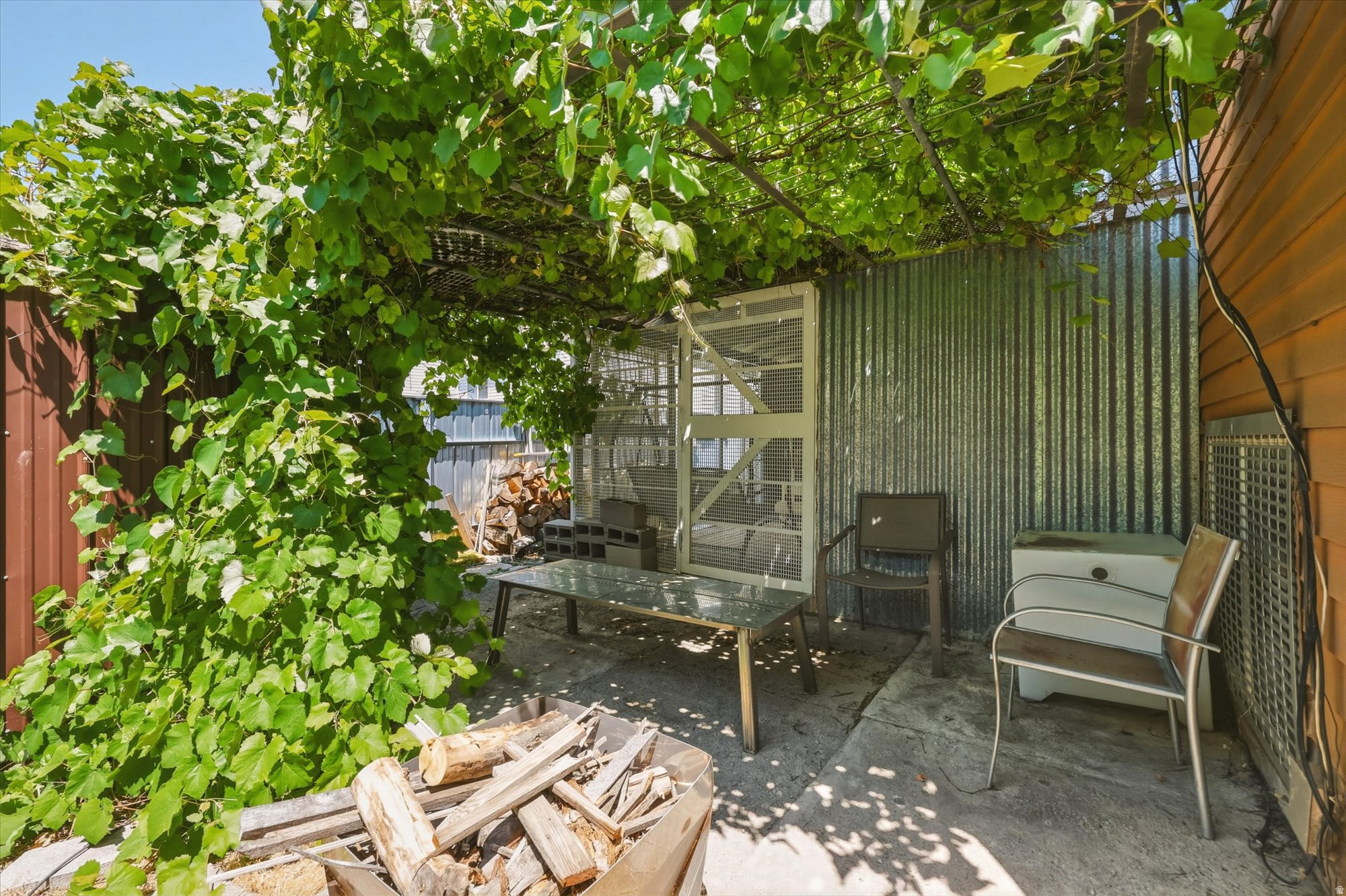 main property photo 28